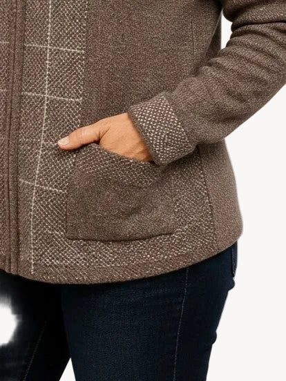Chaqueta Santiago Ferretti de lana merino color café con textura y bolsillos delanteros
