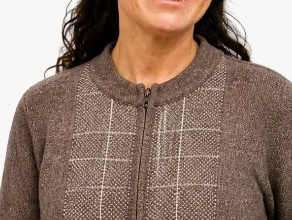 Chaqueta Santiago Ferretti de lana merino color café con cierre frontal y panel delantero texturizado a cuadros