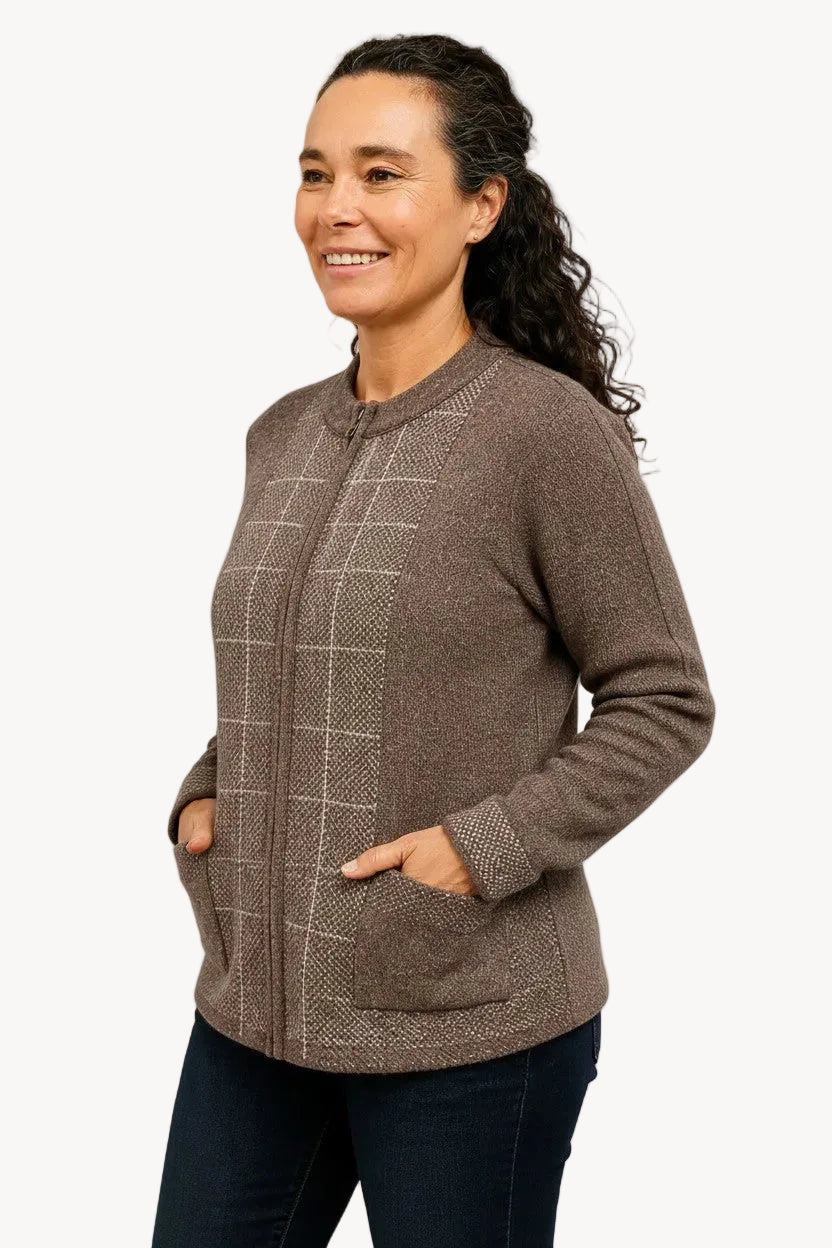 Mujer sonriente vistiendo chaqueta Santiago Ferretti color café de lana merino con cierre y diseño texturizado a cuadros