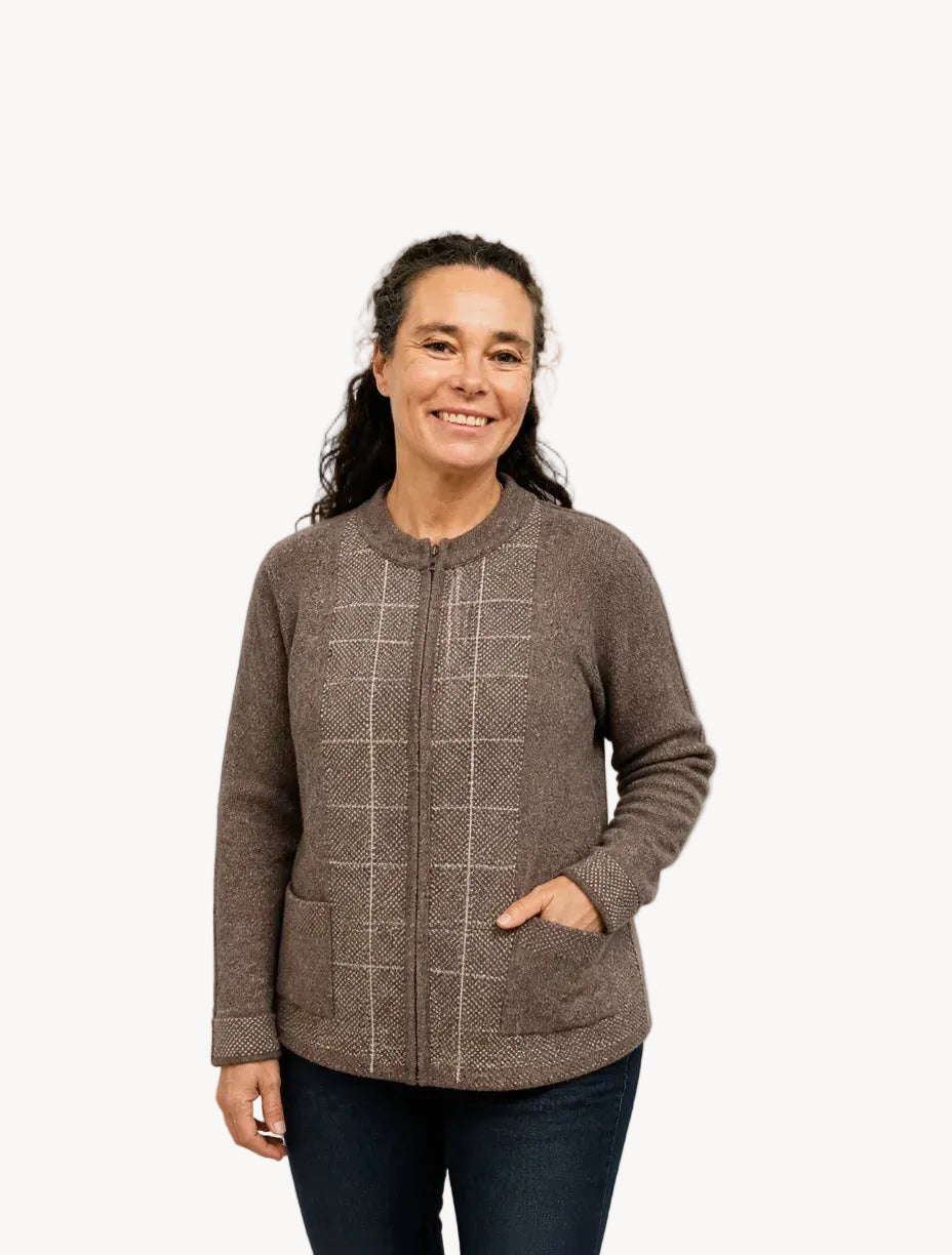 Mujer sonriente vistiendo chaqueta Santiago Ferretti de lana merino marrón con cierre frontal y diseño texturizado